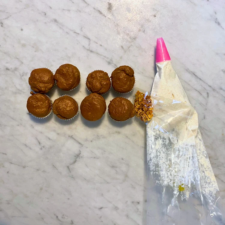 Pup-Cakes, angerührte Creme, Deko