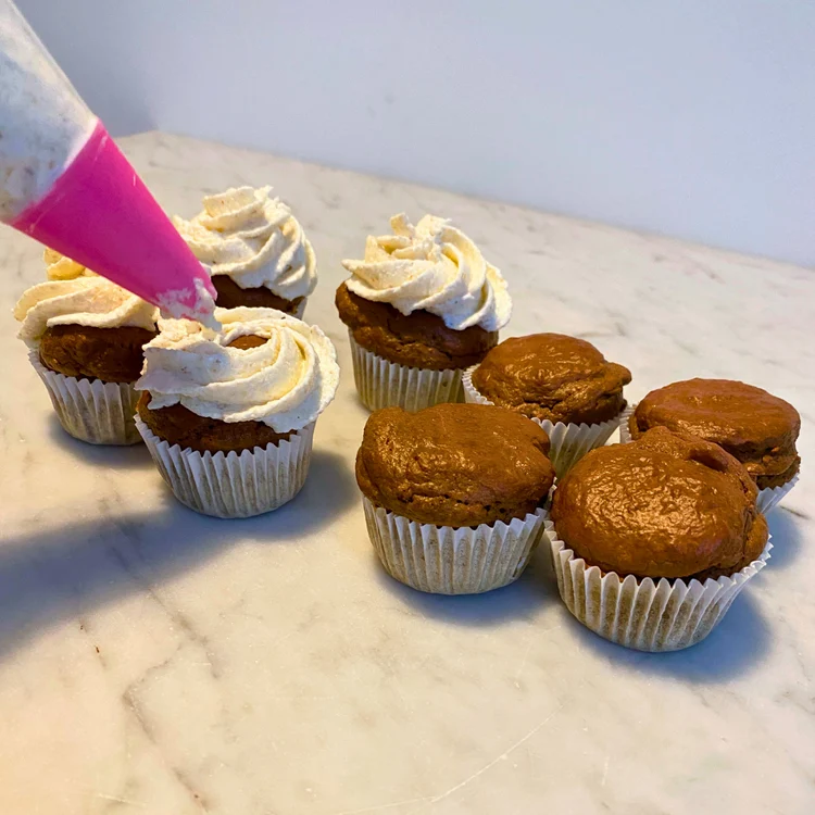 Creme gleichmäßig auf die Pup-Cakes auftragen