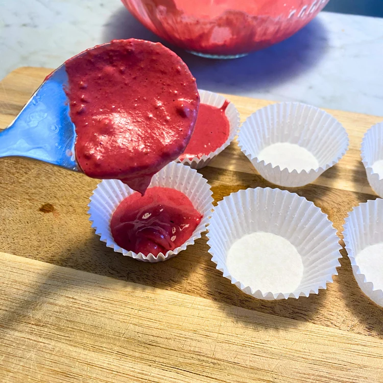 Teig in die Förmchen füllen. Bei 180 Grad 20 Minuten backen (Ober- und Unterhitze)