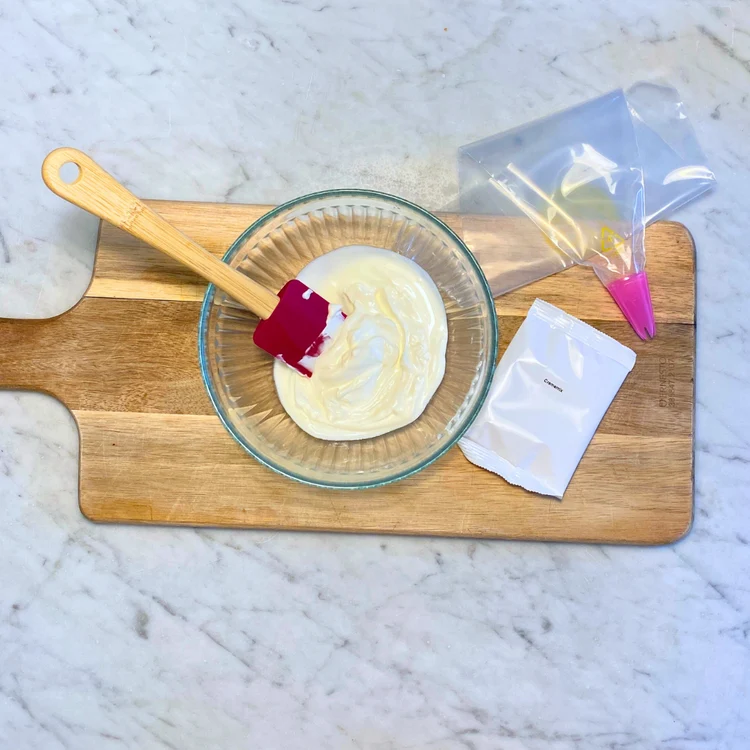 1 Schüssel, 1 Teigschaber, 1 Spritzbeutel, 1x Crememix, 150g Joghurt oder Quark