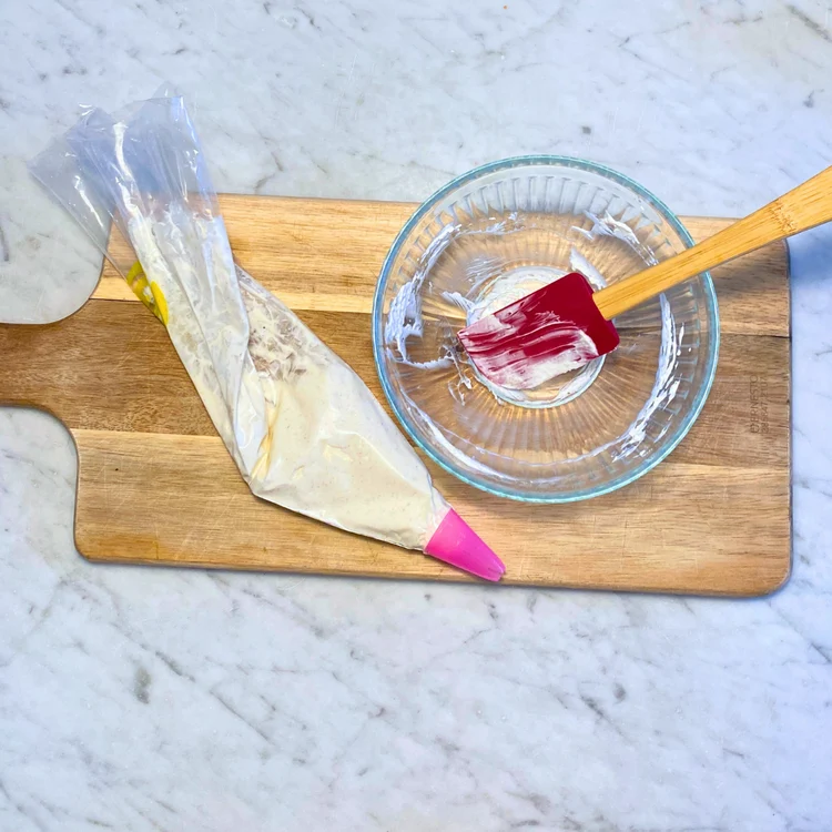 Creme in einen Spritzbeutel füllen und 10 Minuten ruhen lassen